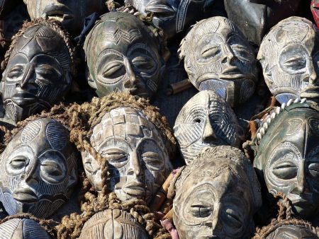 Image présentant des masques traditionnels africains, représentant le riche patrimoine culturel et les expressions artistiques de diverses communautés africaines, reflétant leurs croyances, leurs rituels et leur esthétique.