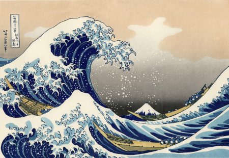 Une image de "La grande vague au large de Kanagawa", une célèbre gravure sur bois de Katsushika Hokusai, représentant une vague imposante sur le point de s'écraser contre des bateaux avec le mont Fuji en arrière-plan, symbolisant la puissance et la beauté de la nature.
